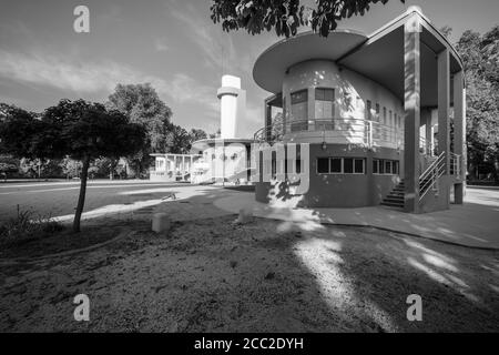 Colonia Farinacci, Cremona, Italia, 1936, Carlo Gaudenzi, architettura modernista/futurista italiana dell'era fascista, fotografia architettonica in B&W. Foto Stock