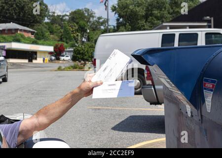 Asheville, North Carolina, Stati Uniti. 17 agosto 2020. Mentre il Servizio postale degli Stati Uniti sembra assediato dal Presidente Trump, nel tentativo di ostacolare il voto per posta, un americano invia i moduli di richiesta degli assenti in un ufficio postale ad Asheville, NC, USA, Credit: Gloria Good/Alamy Live News Foto Stock