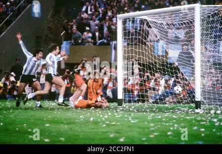 Mario Kempes segna il suo secondo obiettivo della partita finale della Coppa del mondo Argentina 1978 contro i Paesi Bassi, mentre Daniel Bertoni celebra Foto Stock