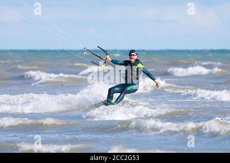 Campanatura, Sussex orientale, Regno Unito. 17 ago 2020. UK Weather: Il vento ha preso che è ideale per questi kite surfisti che approfittano delle condizioni blustery a Camber in East Sussex. Photo Credit: Paul Lawrenson-PAL Media/Alamy Live News Foto Stock