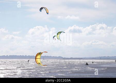 Campanatura, Sussex orientale, Regno Unito. 17 ago 2020. UK Weather: Il vento ha preso che è ideale per questi kite surfisti che approfittano delle condizioni blustery a Camber in East Sussex. Photo Credit: Paul Lawrenson-PAL Media/Alamy Live News Foto Stock