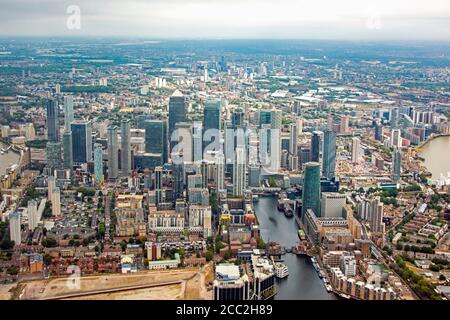 Vista aerea orizzontale dei grattacieli di Canary Wharf e dello stadio olimpico di East London. Foto Stock