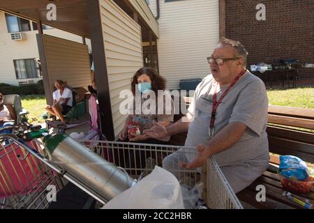 Cedar Rapids, Iowa, Stati Uniti. 15 agosto 2020. 15 agosto 2020: Un residente di Oak Hill Manor a Cedar Rapids, Iowa, utilizza un serbatoio di ossigeno di riserva. Il concentratore del suo serbatoio principale richiede elettricità, e gli appartamenti non hanno avuto energia da quando la tempesta ha colpito il Lunedi, agosto 10. Il serbatoio di riserva dura solo 4 ore. Tutti i residenti, tranne quelli che non possono farlo al piano di sotto, si riuniscono durante il giorno in quanto non c'è elettricità nei loro appartamenti. Non hanno accesso all'acqua calda, e il gestore degli appartamenti ha tutti tranne che abbandonato i residenti. Stanno prendendolo su se stessi per aiutare Foto Stock