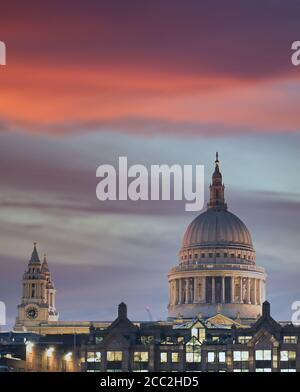 Una vista sul Tamigi al tramonto verso la Cattedrale di St. Paul a Londra, Regno Unito. Foto Stock