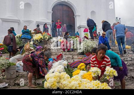 La gente locale si chiama Mayan K'iche che vende fiori il giorno del mercato di fronte alla chiesa Iglesia de Santo Tomás a Chichicastenango, El Quiché, Guatemala Foto Stock