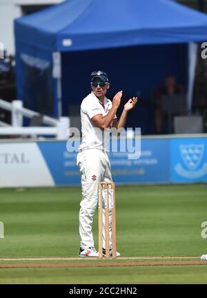 Hove UK 17 agosto 2020 - Sir Alastair Cook in campo per Essex durante il 3° giorno della partita di cricket del Bob Willis Trophy tra Sussex ed Essex che si svolge a porte chiuse senza tifosi che partecipano al 1° terreno della Contea Centrale di Hove : Credit Simon Dack / Alamy Live News Foto Stock