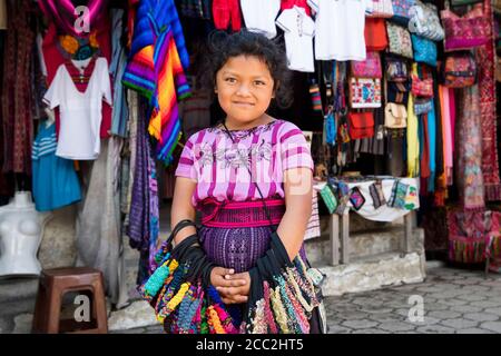 Giovane ragazza Maya che vende souvenir nella città Santiago Atitlán al Lago de Atitlán / Lago Atitlan, Dipartimento di Sololá, Guatemala, America Centrale Foto Stock