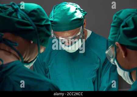 gruppo medico chirurgico concentrato un paziente in sala operatoria presso l'ospedale. Foto Stock