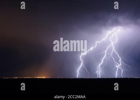 I fulmini da nuvola a terra colpiscono da una tempesta monsonica sopra Whetstone, Arizona Foto Stock