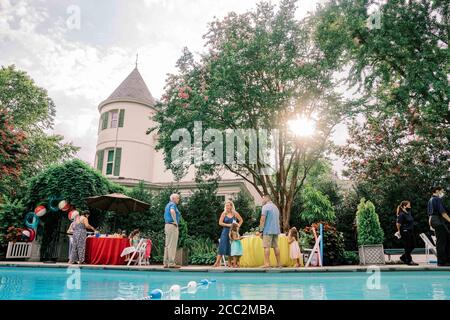 Washington, Stati Uniti d'America. 12 agosto 2020. Il vice presidente Mike Pence parla con gli ospiti durante una festa in piscina per le famiglie militari Mercoledì, 12 agosto 2020, alla Residenza Vice PresidentÕs a Washington, DC persone: Vice presidente Mike Pence, a cui ha aderito la seconda signora Karen Pence Credit: Storms Media Group/Alamy Live News Foto Stock