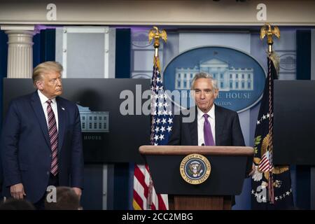 Washington, Stati Uniti d'America. 12 agosto 2020. Il presidente Donald J. Trump ascolta il parere del Dr. Scott Atlas durante una conferenza stampa mercoledì 12 agosto 2020 nella Sala Stampa Briefing di James S. Brady della Casa Bianca persone: Il presidente Donald Trump, il Dr. Scott Atlas Credit: Storms Media Group/Alamy Live News Foto Stock