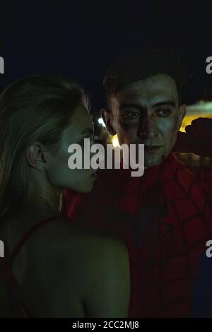 Ritratto di cosplayer in immagine di un personaggio Spider-Man con la sua amata ragazza di notte. Foto Stock