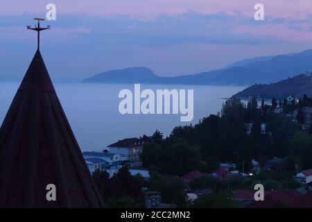 Vista della costa della Crimea al tramonto. Mare nero, Monte Ayu-Dag o montagna Bear sullo sfondo. Foto Stock