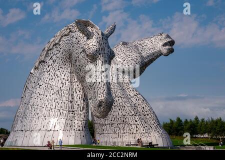 I Kelpies sono alti 30 metri e pesano 300 tonnellate ciascuno. Costruito dallo scultore Andy Scott nell'Helix Parkland, Falkirk, Scozia. Foto Stock