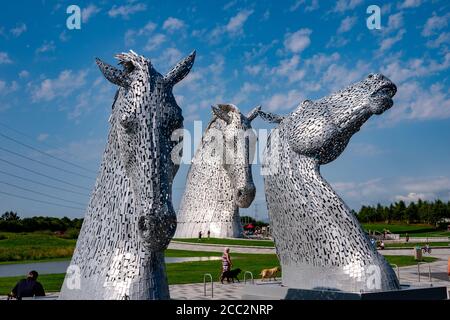 I Kelpies sono alti 30 metri e pesano 300 tonnellate ciascuno. Costruito dallo scultore Andy Scott nell'Helix Parkland, Falkirk, Scozia. Tre teste visibili Foto Stock