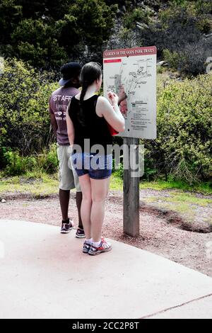 Due giovani turisti hanno studiato la mappa del parco, Garden of the Gods, Colorado Springs, Colorado, USA, Nord America, Stati Uniti Foto Stock