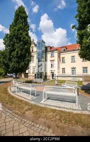 Pirna, Germania. 17 agosto 2020. Di fronte alla città commemorativa di Pirna-Sonnenstein si trovano panchine del parco. Con l'idea dell'igiene razziale, migliaia di persone sono state assassinate a Pirna-Sonnenstein dai socialisti nazionali in un programma di eutanasia. Con il decreto circolare del 18 agosto 1939, solo i bambini e poco dopo gli adulti ammalati o disabili sono stati uccisi nell'azione T4 in un omicidio sistematico di massa. Credit: Daniel Schäfer/dpa/Alamy Live News Foto Stock