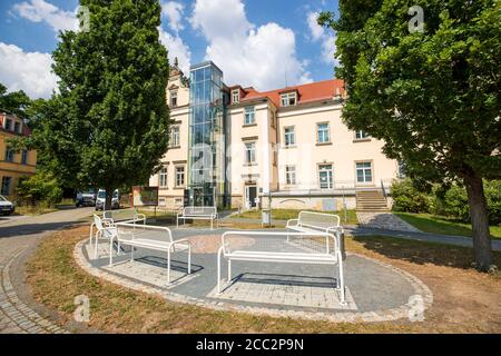 Pirna, Germania. 17 agosto 2020. Di fronte alla città commemorativa di Pirna-Sonnenstein si trovano panchine del parco. Con l'idea dell'igiene razziale, migliaia di persone sono state assassinate a Pirna-Sonnenstein dai socialisti nazionali in un programma di eutanasia. Con il decreto circolare del 18 agosto 1939, solo i bambini e poco dopo gli adulti ammalati o disabili sono stati uccisi nell'azione T4 in un omicidio sistematico di massa. Credit: Daniel Schäfer/dpa/Alamy Live News Foto Stock