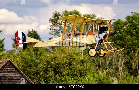 Royal Aircraft Factory BE2c Airborne a Shuttleworth Drive in airshow Il 2 agosto 2020 Foto Stock