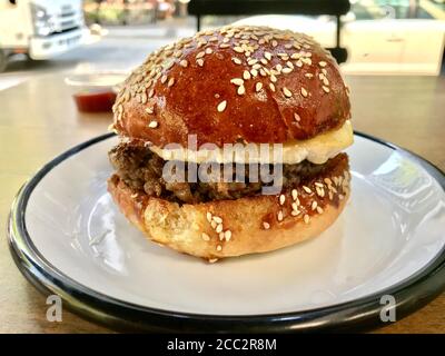 Hamburger dolce con formaggio Brie e Miele al fast food Restaurant. Pronto a mangiare. Foto Stock