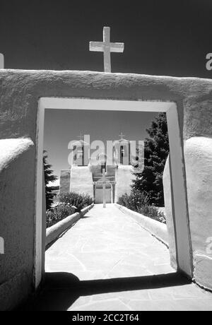 USA: STATI UNITI: NUOVO MESSICO: TAOS: TAOS INDIAN PUEBLO: Una vista della famosa chiesa di Ranchos de Taos, situata a Taos, New Mexico, alla base del Th Foto Stock