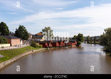 Vecchi edifici in legno rosso ocra deposito dal fiume Porvoonjoki nel centro storico di Porvoo, Finlandia Foto Stock
