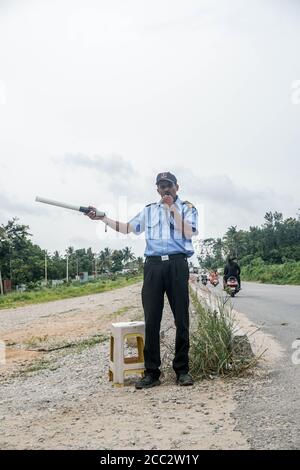 16-08-2020,Kanakapura,Karnatka/India : guardiani che attraggono i clienti ad un ristorante Foto Stock