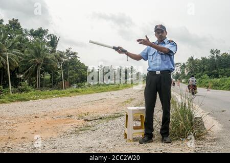 16-08-2020,Kanakapura,Karnatka/India : guardiani che attraggono i clienti ad un ristorante Foto Stock