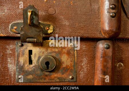Una serratura su una vecchia valigia Foto Stock