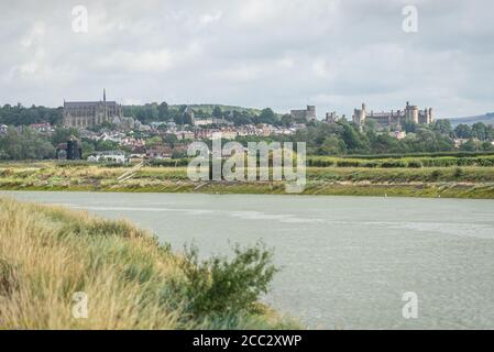 L'antica città di Arundel dalle rive del Fiume Arun Foto Stock