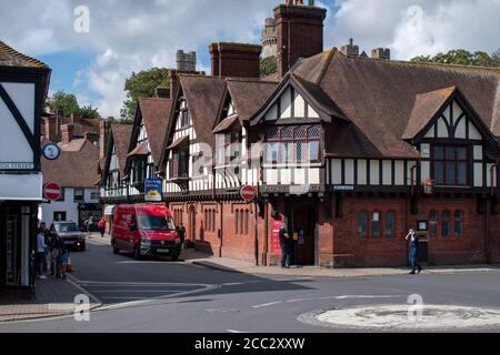 L'Ufficio postale di Arundel è situato in un antico edificio in stile Tudor in questa città storica. Foto Stock