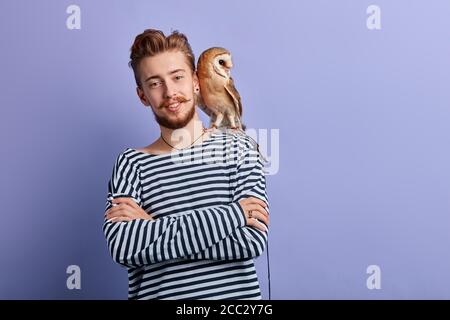 animatore positivo allegro in camicia bianca e nera che riposa, primo piano ritratto, isolato sfondo blu, sensazione positiva ed emozione, stile di vita Foto Stock