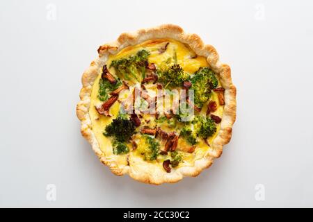 Broccoli interi e torta di funghi Foto Stock