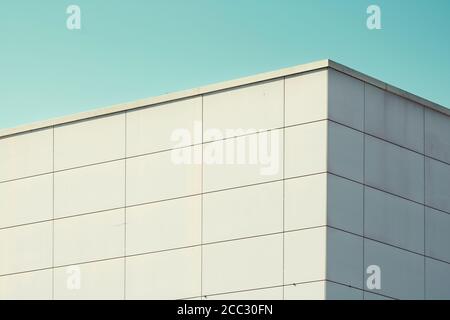 Architettura contemporanea astratta. Primo piano di una moderna facciata di un edificio d'uffici. Foto Stock
