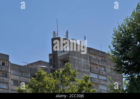 Ripetitori di rete installati sul tetto dell'edificio. Antenna di comunicazione mobile sul tetto dell'edificio cittadino. Telefono cellulare Torre per telecomunicazioni. Foto Stock