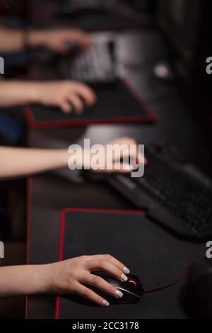 Primo piano di giocatori mani che premono i tasti sulle tastiere, scommettendo di lavoro o giocando online e-sport giochi. Foto Stock