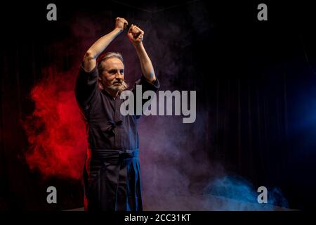 forte guerriero del kendo con lo shinai in mano, preparandosi per le competizioni del kendo, combattendo. spazio fumoso isolato Foto Stock