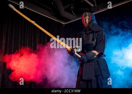 combattente caucasico maturo in abito con spada di bambù shinai , pratica lotta prima delle competizioni. arte marziale giapponese tradizionale concetto. isol Foto Stock