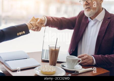 benvenuti nella nostra azienda, azienda. bearded, uomo che saluta il suo cliente durante la riunione. primo piano su foto ritagliata Foto Stock