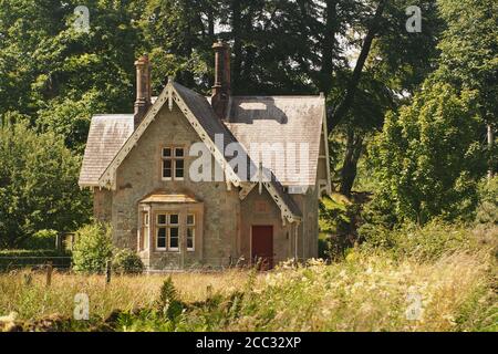 Una bella casa di campagna vittoriana situata a Kilmartin Glen, Argyll, Scozia, con barbeboards decorativi e camini in splendida campagna Foto Stock