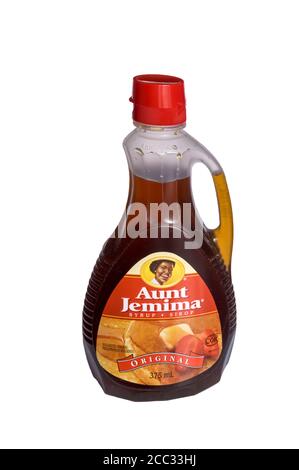 Una bottiglia di sciroppo di zia Jemima, con il carattere di zia Jemima, è stata descritta da alcuni come glorificante di una vita di schiavitù nella piantagione del sud. Foto Stock
