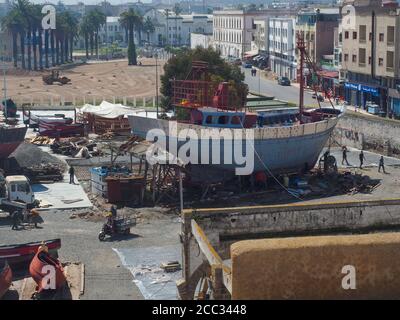 Nave al cantiere nel porto nella storica medina di El Jadida, Marocco Foto Stock