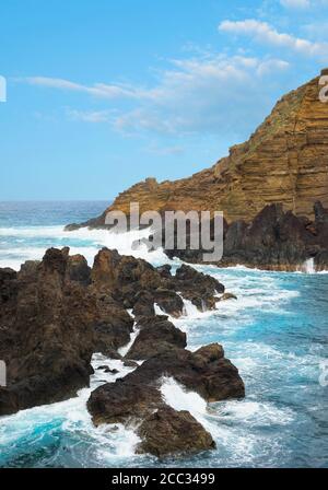 La costa vulcanica rugosa di Ponto Monitz, Maderia, Portogallo Foto Stock