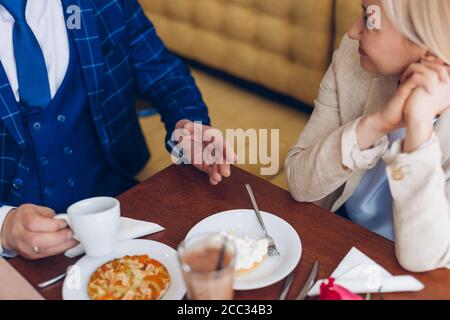 uomo sicuro e donna adorabile in abiti alla moda che discutono di un evento. primo piano foto ritagliata. Foto Stock