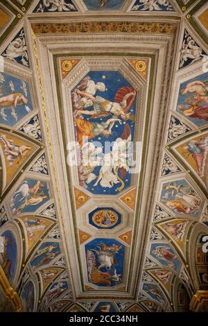 Affreschi a soffitto raffiguranti le figure mitologiche di Perseo, Gorgon e Ninfa Callisto. Loggia di Galatea in Villa Farnesina Foto Stock