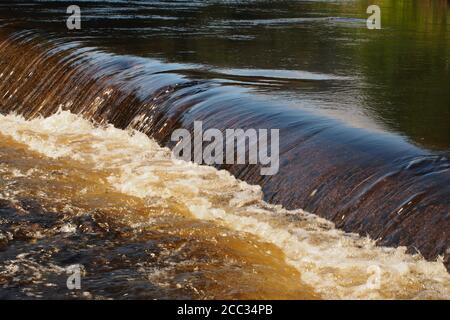 Una vista del weir a metà strada lungo Glen Orchy sul fiume Orchy, Scozia Foto Stock