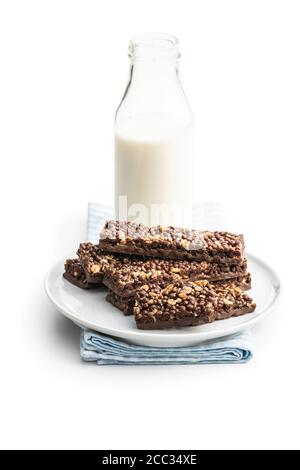 Barrette di cereali al cioccolato e latte. Saporite barrette proteiche isolate su sfondo bianco. Foto Stock