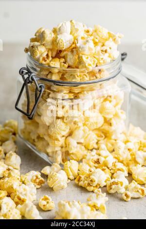 Gustoso popcorn dolce in vaso sul tavolo da cucina. Foto Stock