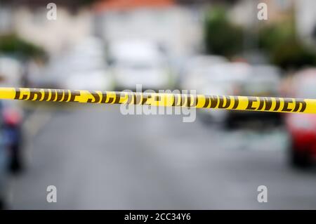 Polizia Merseyside in una scena di sospetto crimine Foto Stock