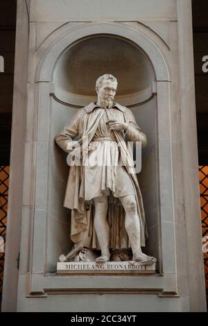 La statua di Michelangelo Buonarroti sulla facciata della Galleria degli Uffizi Su Piazzale degli Uffizi Foto Stock